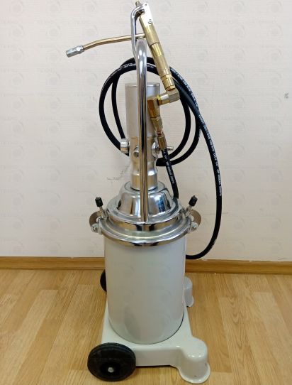 Нагнетатель смазки пневматический с емкостью 13 л и давлением смазки до 400 бар, производительность 0.8 л/мин Техносоюз TS50500