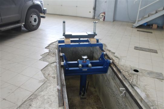 Канавный гидравлический навесной одноштоковый подъемник 16 т П114Е-16 Челябинский завод автосервисного оборудования