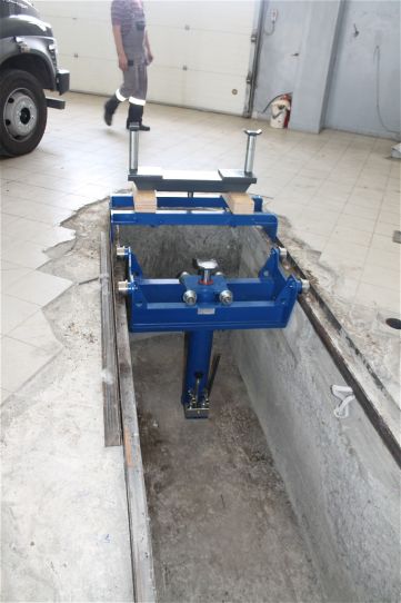 Канавный гидравлический навесной одноштоковый подъемник 16 т П114Е-16 Челябинский завод автосервисного оборудования