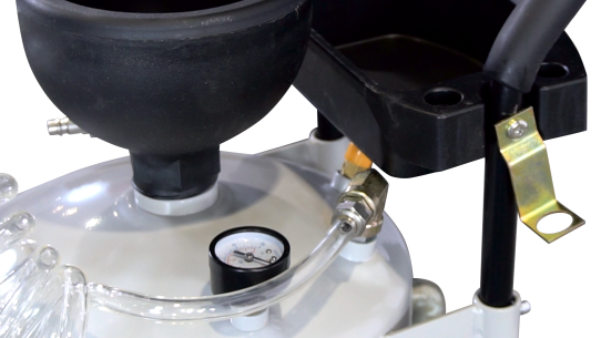 Нагнетатель масла пневматический 30 л, KraftWell KRW1910N с подающим шлангом на 1.3 м