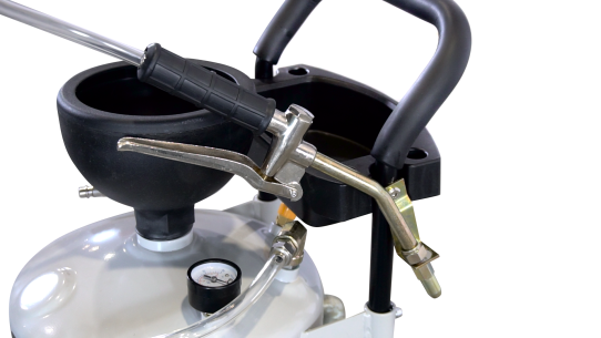 Нагнетатель масла пневматический 30 л, KraftWell KRW1910N с подающим шлангом на 1.3 м