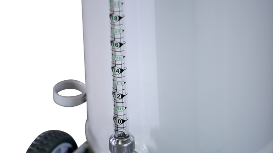 Нагнетатель масла пневматический 30 л, KraftWell KRW1910N с подающим шлангом на 1.3 м