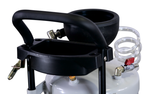 Нагнетатель масла пневматический 30 л, KraftWell KRW1910N с подающим шлангом на 1.3 м