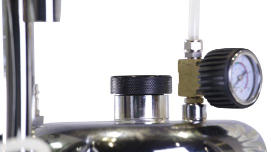 Установка для прокачки и замены тормозной жидкости пневматическая с манометром, емкость жидкости 6 л, KraftWell KRW1883