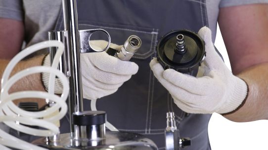 Установка для прокачки и замены тормозной жидкости пневматическая с манометром, емкость жидкости 6 л, KraftWell KRW1883