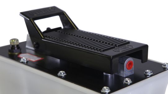 Пневмогидравлический насос ножной 2.3 л KraftWell KRWPP23