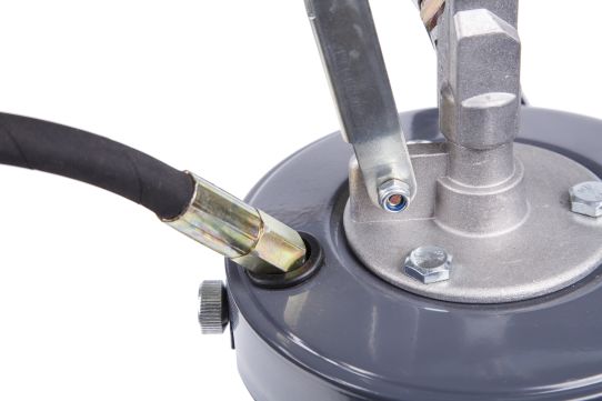 Нагнетатель смазки ручной для бочек на 5 л, Kraftwell KRW1797B, механический, с подающим шлангом на 1.5 м