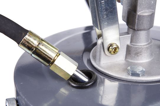 Нагнетатель смазки ручной для бочек на 16 л, Kraftwell KRW1797, механический, с подающим шлангом на 1.5 м