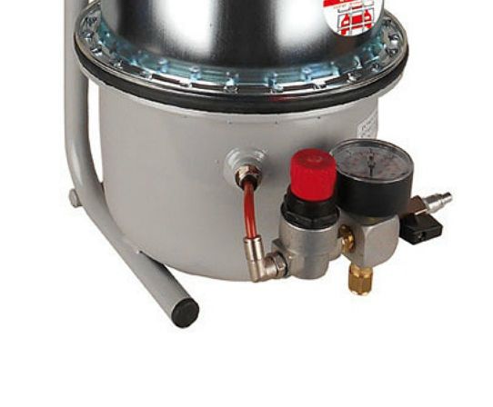 Установка для прокачки и замены тормозной жидкости пневматическая, с регулятором давления и манометром, емкость 5.5 л Apac 1881