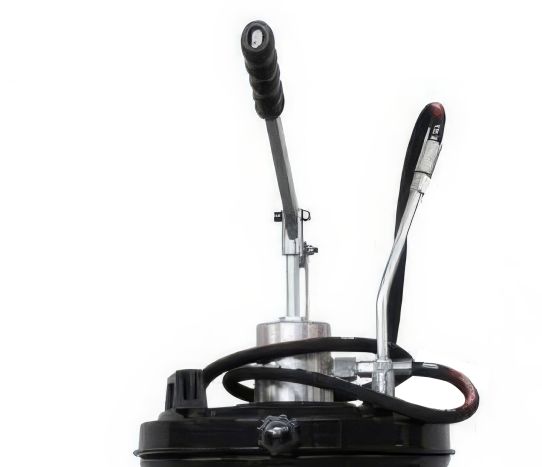 Нагнетатель смазки ручной с емкостью 25 л и давлением до 300 бар для солидола, передвижной, стальной корпус F-TRG2096 Forsage