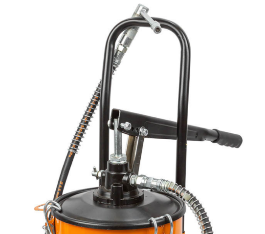 Нагнетатель смазки ручной, емкость 10 л с шлангом 2.1 м и давлением до 345 бар, передвижной на колесах FK-2096 Forcekraft