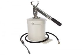 Нагнетатель смазки ручной с емкостью 6 л и шлангом 1.8 м, производительность 7.5 г/ход GP2001