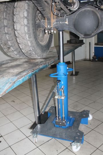 Канавный гидравлический напольный одноштоковый подъемник 16 т П114Е-16-2