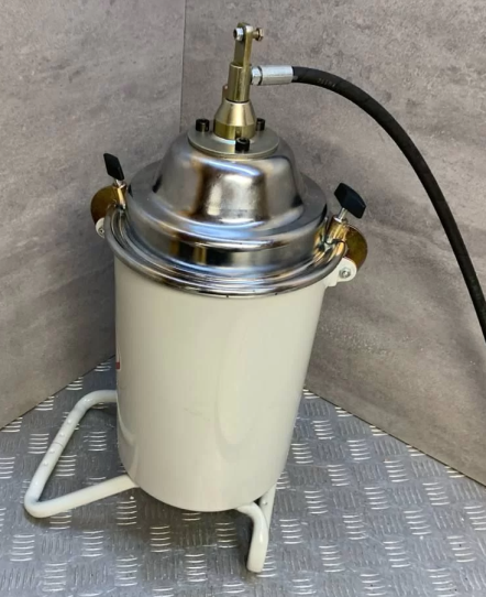 Нагнетатель смазки ручной с баком 13 л и давлением до 400 бар, переносной, производительность 6г/ход, RAASM 68012