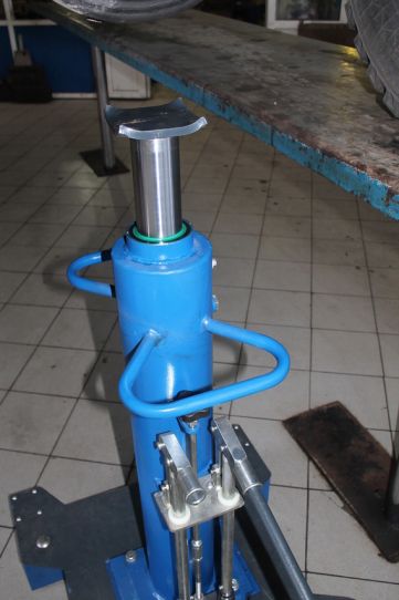 Канавный гидравлический подъемник на 10 т, напольный одноштоковый П-114 Е-10-2