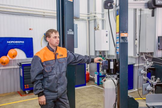 Двухстоечный подъемник Sivik ПГА-3500-Е серый 3.5т, электрогидравлический, 380В, с верхней синхронизацией, 95-2045 мм