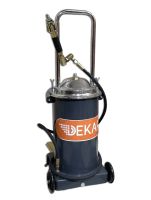 Нагнетатель смазки ножной с емкостью 15 л, производительность 4.5 г/ход, с подающим шлангом на 2 м Dekar SF-3