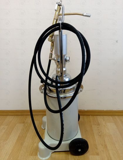 Нагнетатель смазки пневматический с емкостью 13 л и давлением смазки до 400 бар, производительность 0.8 л/мин Техносоюз TS50500