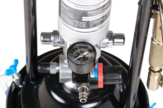Нагнетатель смазки на 12 л, Nordberg NO5012 6.5-8 бар, пневматический, с коэффициентом сжатия насоса 50:1