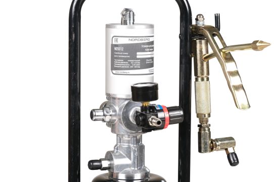 Нагнетатель смазки на 12 л, Nordberg NO5012 6.5-8 бар, пневматический, с коэффициентом сжатия насоса 50:1