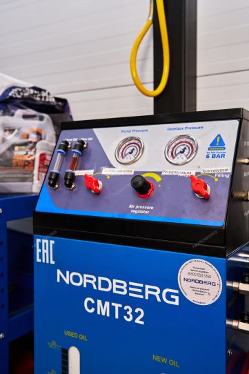 Передвижная пневматическая установка с масляным фильтром и комплектом адаптеров для промывки и замены жидкости АКПП Nordberg CMT32