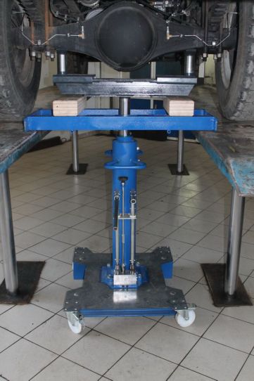 Канавный гидравлический подъемник 10 т, напольный одноштоковый П114Е-10-2 Челябинский завод автосервисного оборудования