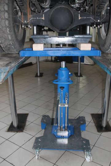 Канавный гидравлический подъемник 10 т, напольный одноштоковый П114Е-10-2 Челябинский завод автосервисного оборудования