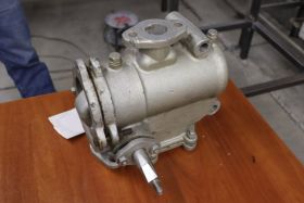 Насос ручной поршневой для пресной воды, светлых и темных нефтепродуктов, спиртов, 100 л/м, СКФ-4, чугун и сталь, двойной ход Насос ручной поршневой для пресной воды, светлых и темных нефтепродуктов, спиртов, 100 л/м, СКФ-4, чугун и сталь, двойной ход