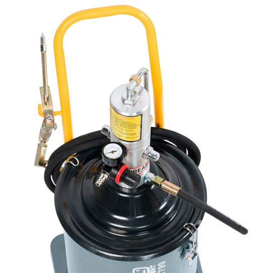 Нагнетатель смазки пневматический с емкостью 22 л, ручным пистолетом шлангом 2.5 м KraftWell KRW1799.PN