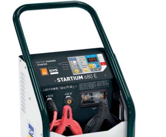 Пуско-зарядное устройство для 12В и 24В аккумуляторов с пусковым током 550А 026490 GYS