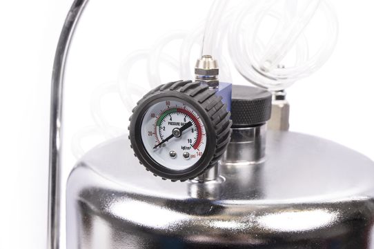 Установка для прокачки тормозной системы пневматическая, давление 0.7-2.8 бар, емкость 5 л, переносная ST100101 Станкоимпорт