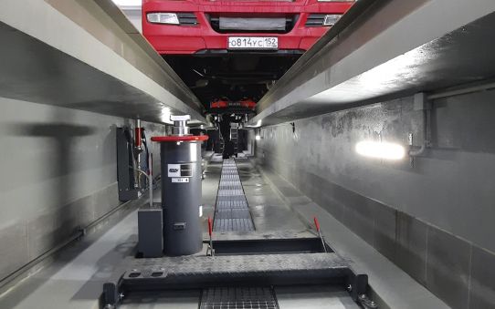 Канавный пневмогидравлический 15-тонный рельсовый одноштоковый подъемник 118214 Blitz