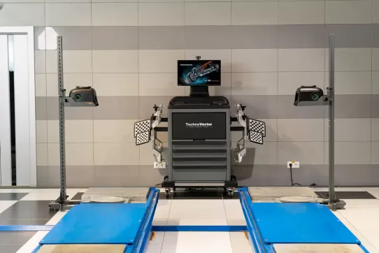 Стенд 3D сход-развал для легковых автомобилей мобильный Техновектор P 7202 MC