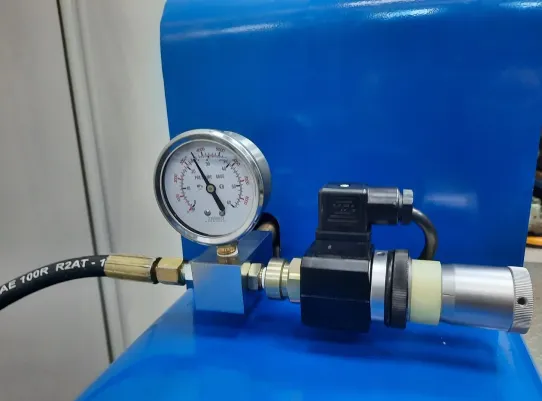 Нагнетатель смазки электрический на 13 л, от сети 220-380В, выпускное давление до 350 бар, производительность 700 г/мин EQFS ES-60600