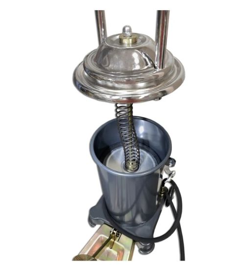 Нагнетатель смазки ножной с емкостью 15 л, производительность 4.5 г/ход, с подающим шлангом на 2 м Dekar SF-3