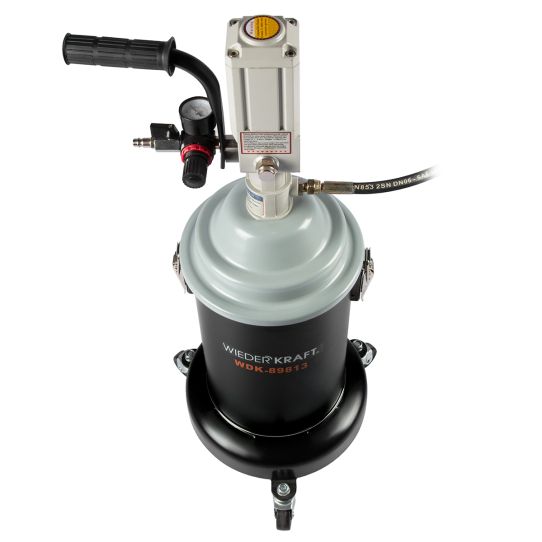 Нагнетатель смазки для бочек на 13 л, Wiederkraft WDK-89813 6-8 бар, пневматический, с максимальным давлением смазки 30 МПа
