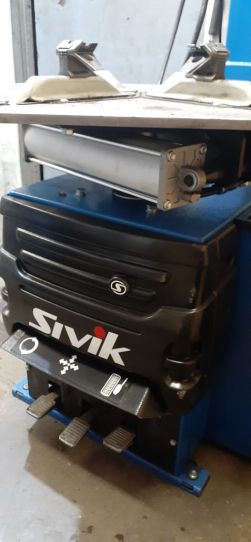 Шиномонтажный станок полуавтоматический Sivik КС-302А захват от 10 до 24 дюймов