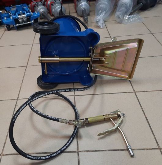 Нагнетатель смазки ножной с емкостью 13 л, выходным давлением до 400 бар, производительность 350-400 г/мин EQFS ES-60400