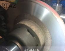 Станок AM-983 для проточки тормозных дисков в работе